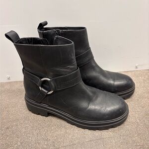 Thrishell boot by Blondo